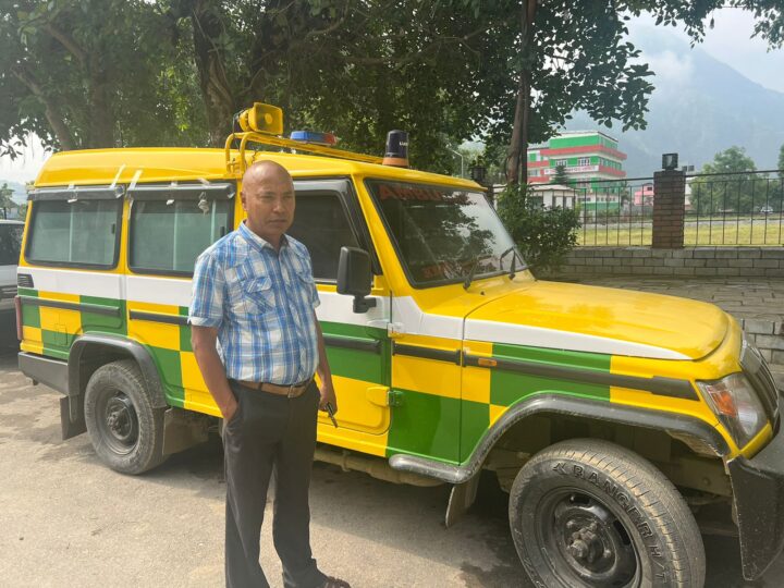 ऋषिङ ८ का वडा अध्यक्ष श्रेष्ठले ल्याए ऋषिङमा एम्बुलेन्स