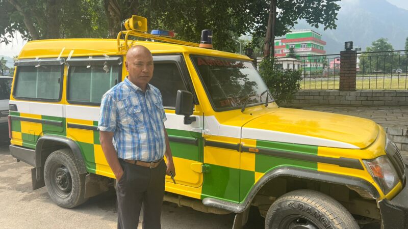ऋषिङ ८ का वडा अध्यक्ष श्रेष्ठले ल्याए ऋषिङमा एम्बुलेन्स