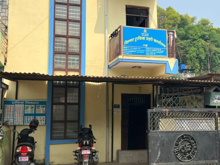 कारबाहीमा परेका सवारीसाधनका कागजपत्र तत्कालै लिन आउन तनहुँ ट्राफिककाे आग्रह