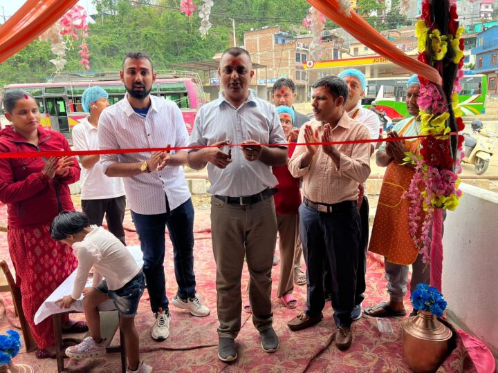 दमाैलीकाे बागबजारमा खुलेको भागिरथ खाजा घरको खनालले गरे उद्घाटन