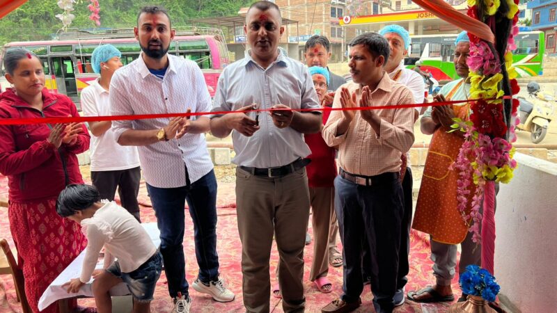 दमाैलीकाे बागबजारमा खुलेको भागिरथ खाजा घरको खनालले गरे उद्घाटन