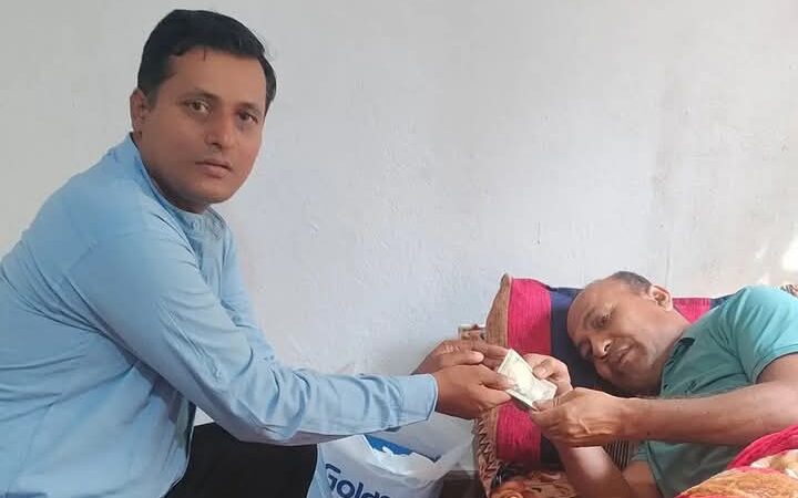 आन्दोलनका घाइते शिक्षक जाजरकोटका रेशमलाइ रमेशबाबुकाे १५ हजार सहयोग