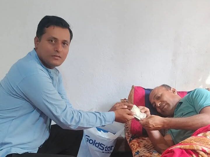 आन्दोलनका घाइते शिक्षक जाजरकोटका रेशमलाइ रमेशबाबुकाे १५ हजार सहयोग