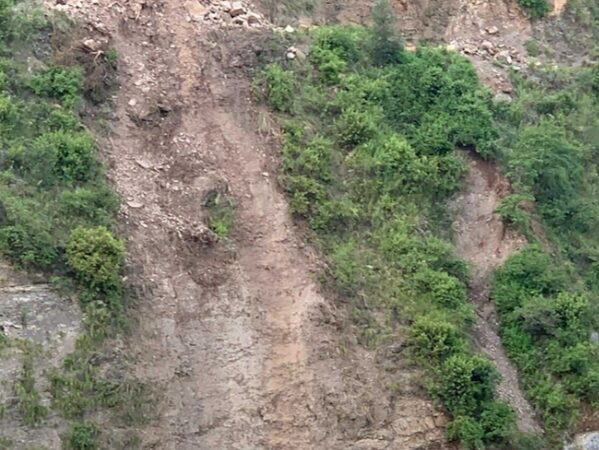 तनहुँमा घाँस काट्न गएका दुई महिलाको भीरबाट लडेर मृत्यु