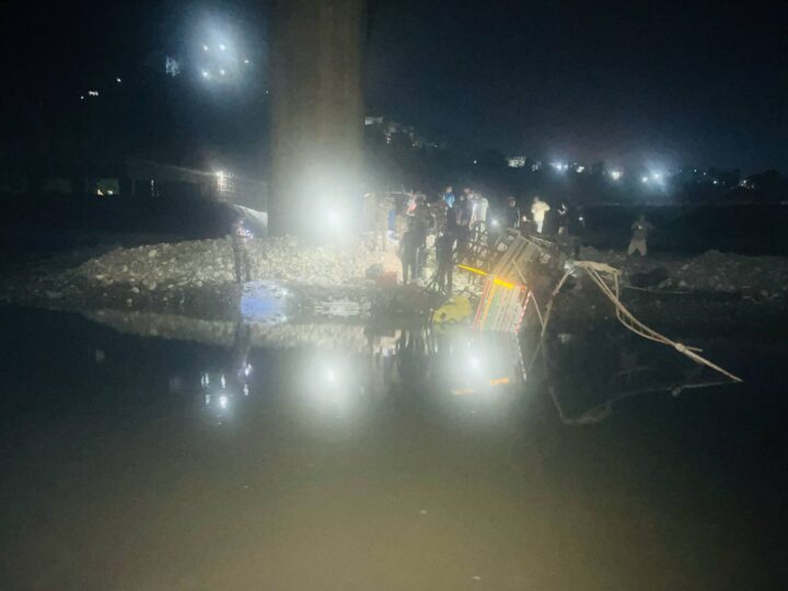 मादी नदिकाे पुलबाट गाडी खस्याे