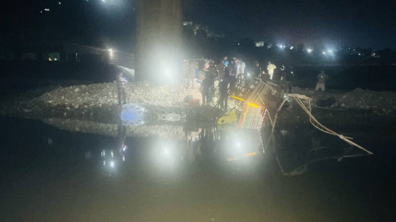 मादी नदिकाे पुलबाट गाडी खस्याे