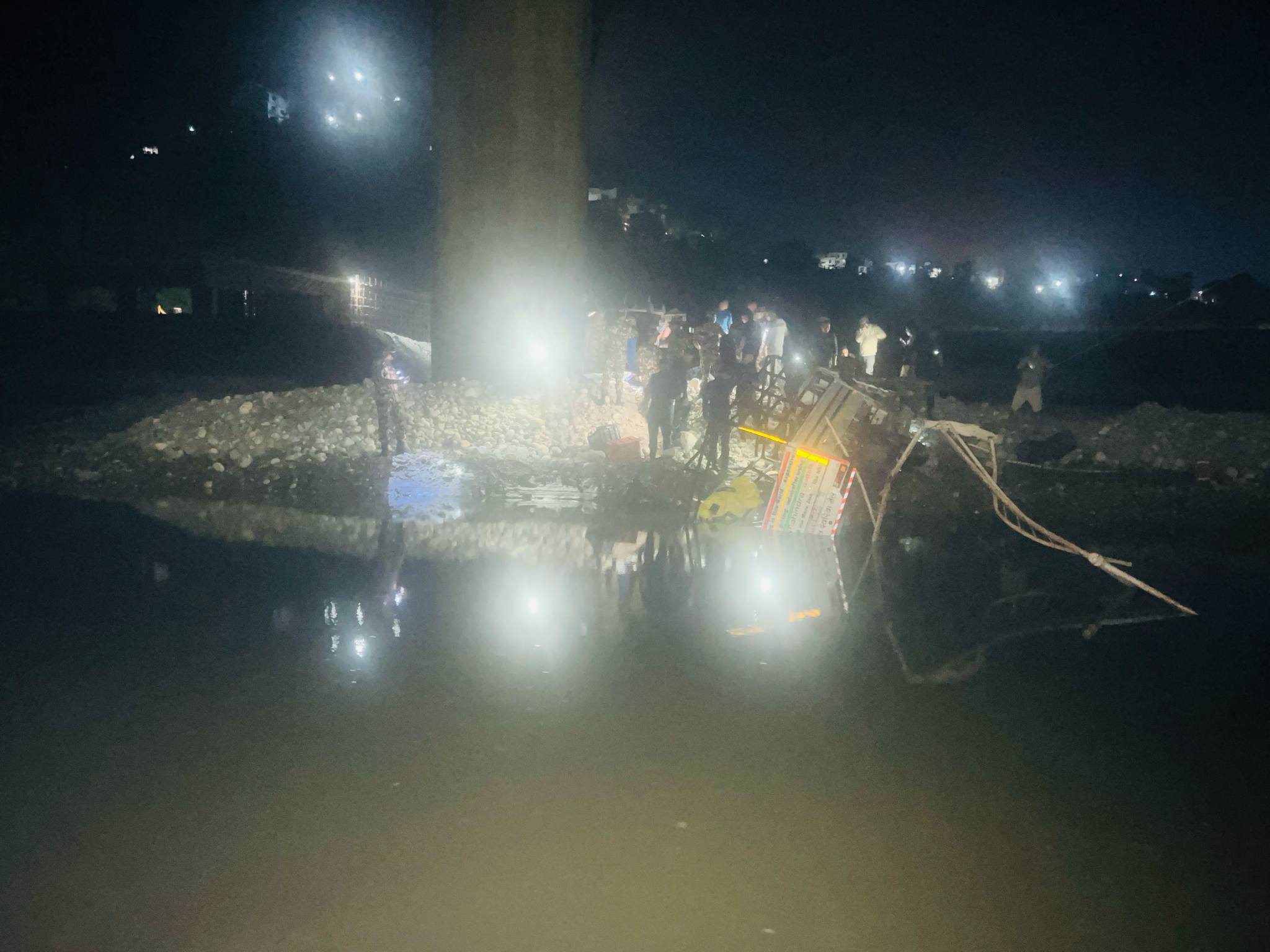 मादी नदिकाे पुलबाट गाडी खस्याे