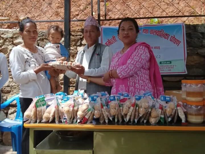 भिमादका सुत्केरी महिलालाई पाेषण तथा सरसफाइ सामाग्री वितरण