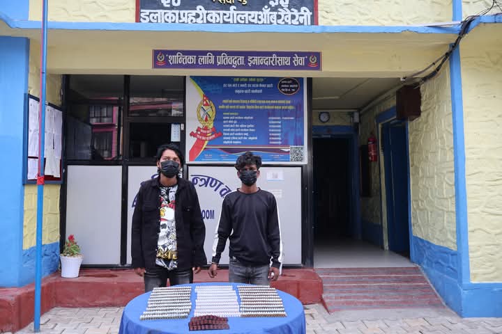 आँबुखैरेनीबाट लागु औषध सहित २ युवा पक्राउ