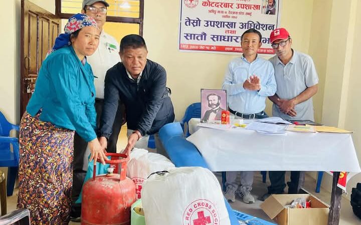 ऋषिङ्गका अग्नि पीडित आलेलाई आर्थिक सहयोग