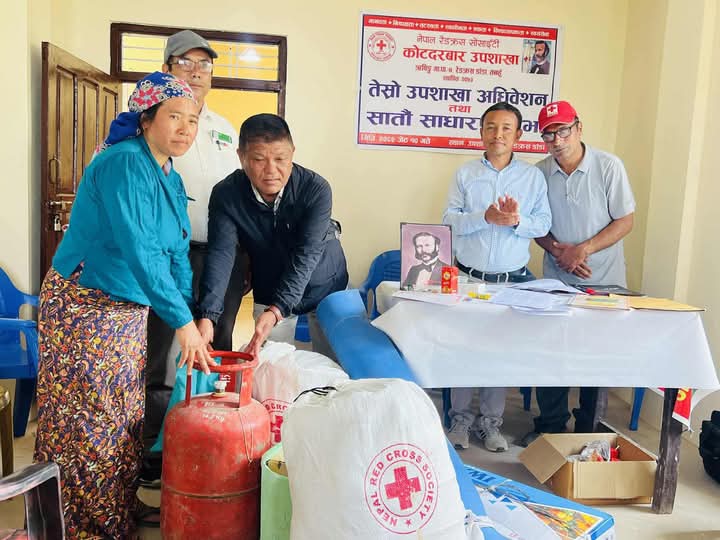 ऋषिङ्गका अग्नि पीडित आलेलाई आर्थिक सहयोग