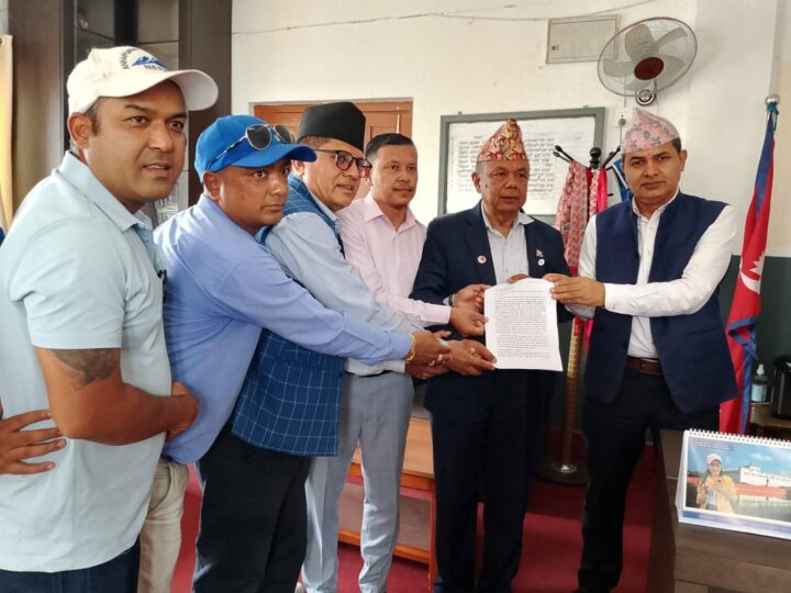 तनहुँका सुनचाँदी व्यवसायीहरुले ज्ञापन पत्र बुझाए