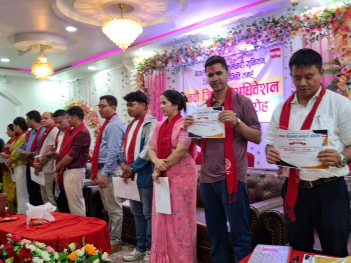 नेपाल निजामती कर्मचारी युनियन तनहुँको अध्यक्षमा श्रेष्ठ