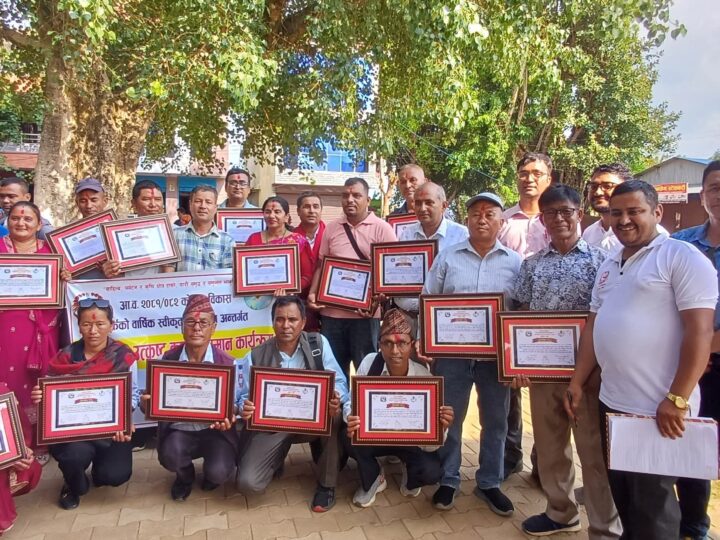 भानुका २० जना कृषकलाई नगरपालिकाले गर्याे सम्मान