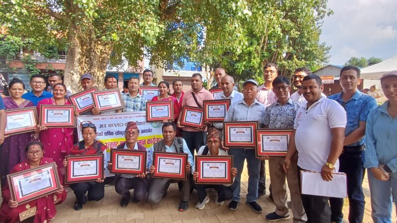 भानुका २० जना कृषकलाई नगरपालिकाले गर्याे सम्मान