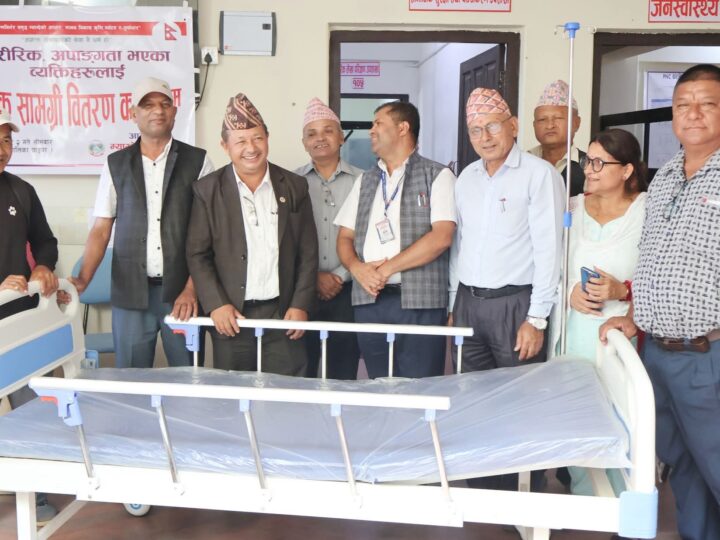 म्याग्दे गाउँपालिका द्वारा अपाङ्गता भएका व्यक्तिहरूलाइ सहायक सामाग्री वितरण