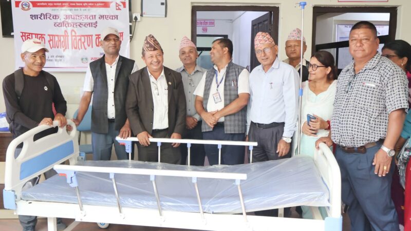 म्याग्दे गाउँपालिका द्वारा अपाङ्गता भएका व्यक्तिहरूलाइ सहायक सामाग्री वितरण