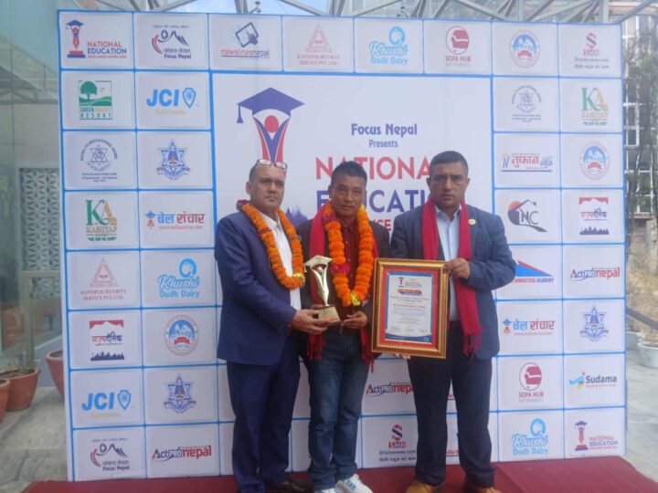 दमाैलीकै प्रतिष्ठित पराशर कलेजलाई उत्कृष्ट शैक्षिक संस्थाको अर्वार्ड प्रदान
