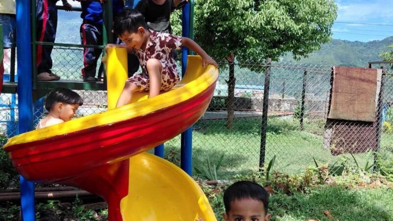 आँबुखैरेनीका विद्यालयहरुमा खेलकुद सामग्री वितरण
