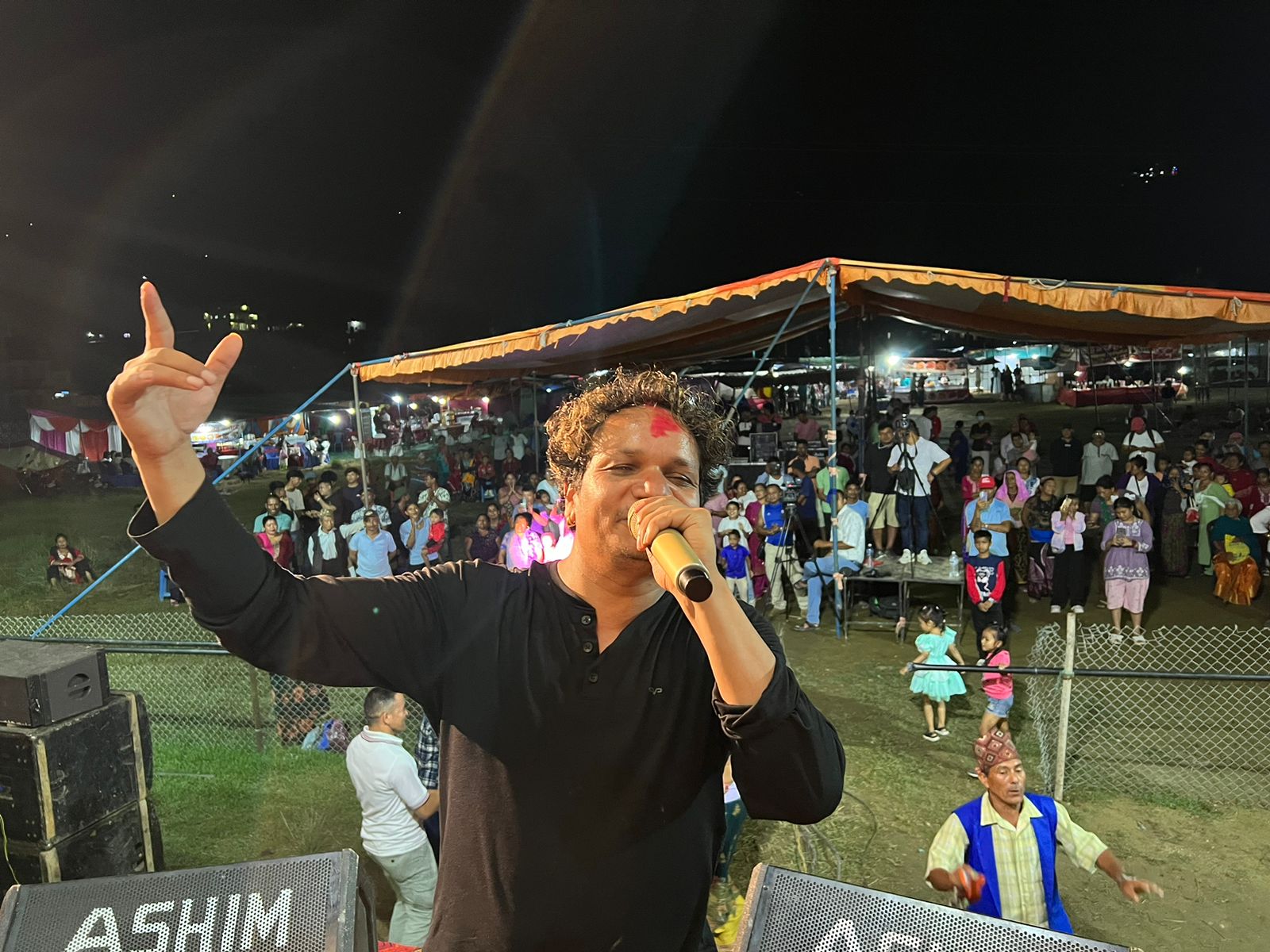 थर्पुमा बिहीबार शिव हमालले दर्शक नचाए , आज भुमिका गिरी आउने