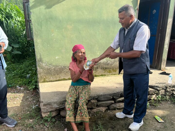 कलेजाे सम्बन्धि गम्भीर बिरामी थापालाई रास्वपा म्याग्देकाे आर्थिक सहयोग