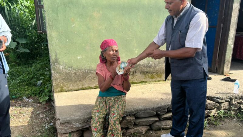 कलेजाे सम्बन्धि गम्भीर बिरामी थापालाई रास्वपा म्याग्देकाे आर्थिक सहयोग