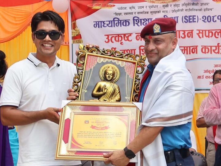 प्रदेशबाट पुरस्कृत इ प्र का आबुखैरेनीका प्रमुख सुवेदी गाउँपालिकाबाट सम्मानित