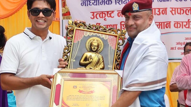 प्रदेशबाट पुरस्कृत इ प्र का आबुखैरेनीका प्रमुख सुवेदी गाउँपालिकाबाट सम्मानित