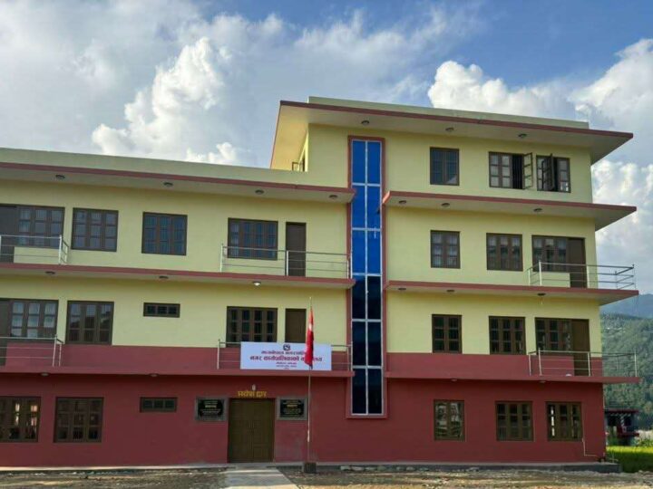 दाेहाेराे भत्ता खाने मध्यनेपाल नगरपालिकाका ५ कर्मचारीलाई मलेपकाे डन्डा !
