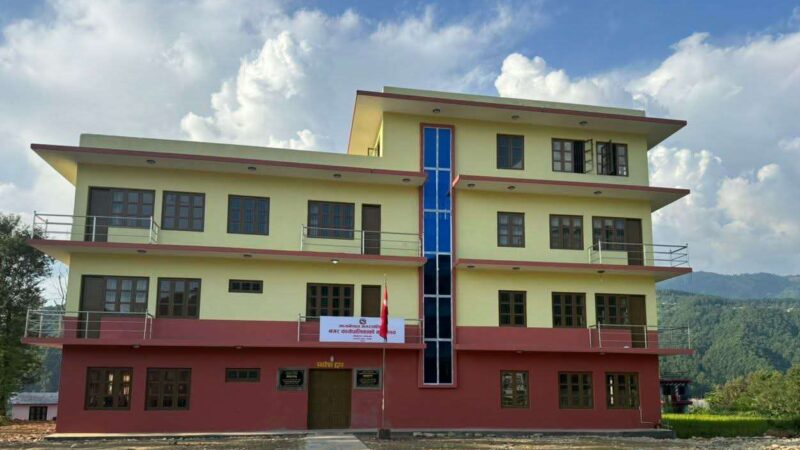 दाेहाेराे भत्ता खाने मध्यनेपाल नगरपालिकाका ५ कर्मचारीलाई मलेपकाे डन्डा !