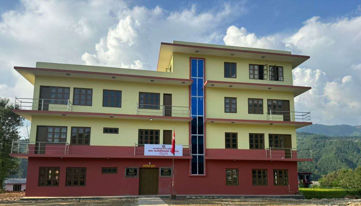 दाेहाेराे भत्ता खाने मध्यनेपाल नगरपालिकाका ५ कर्मचारीलाई मलेपकाे डन्डा !