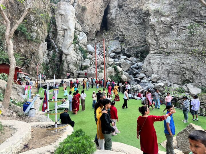 ऐना पहराकाे लाेकदाेहाेरी कार्यक्रममा आज बद्री पंगेनी र अस्मिता डल्लाकाेटी आउने