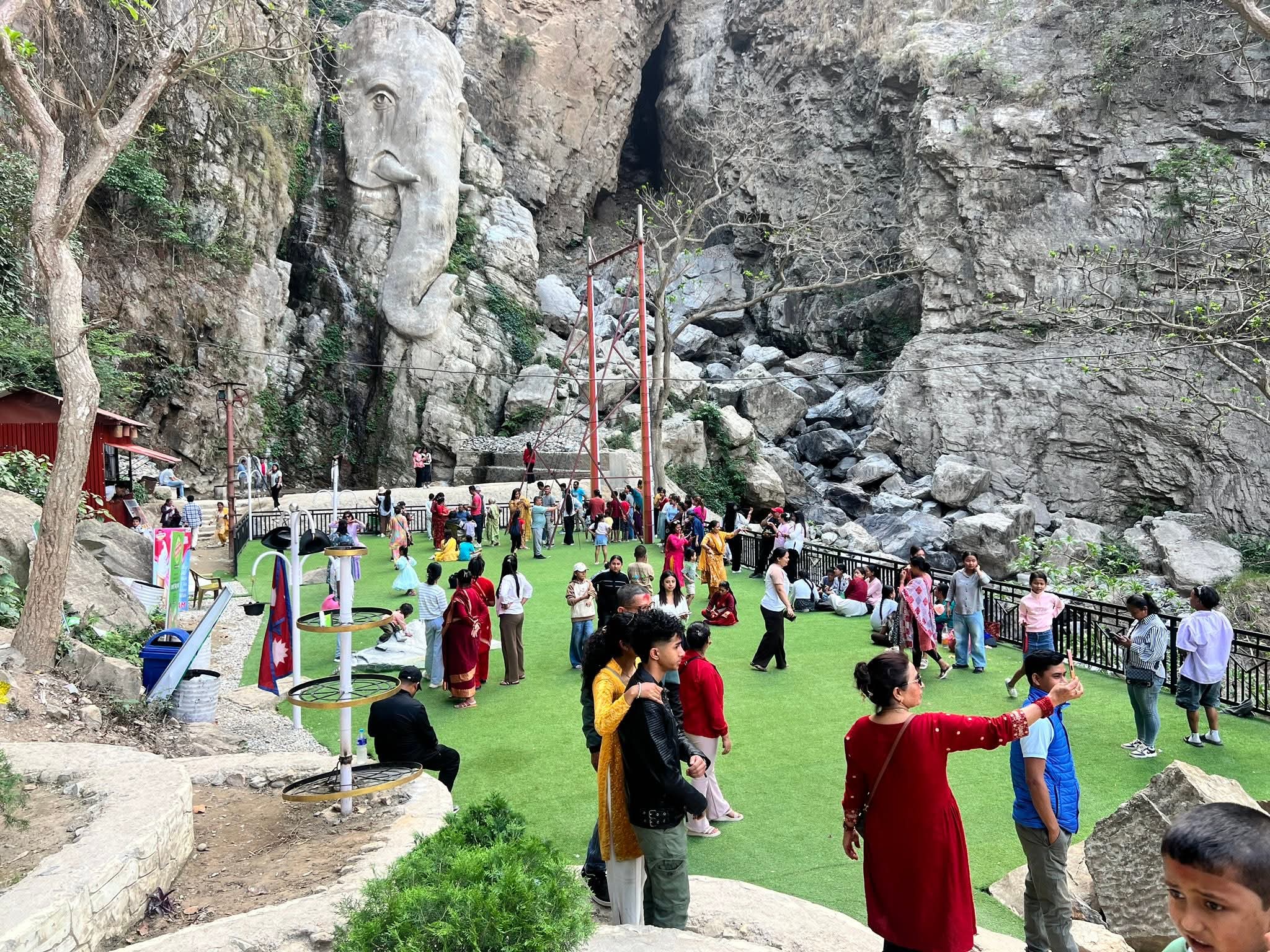 ऐना पहराकाे लाेकदाेहाेरी कार्यक्रममा आज बद्री पंगेनी र अस्मिता डल्लाकाेटी आउने