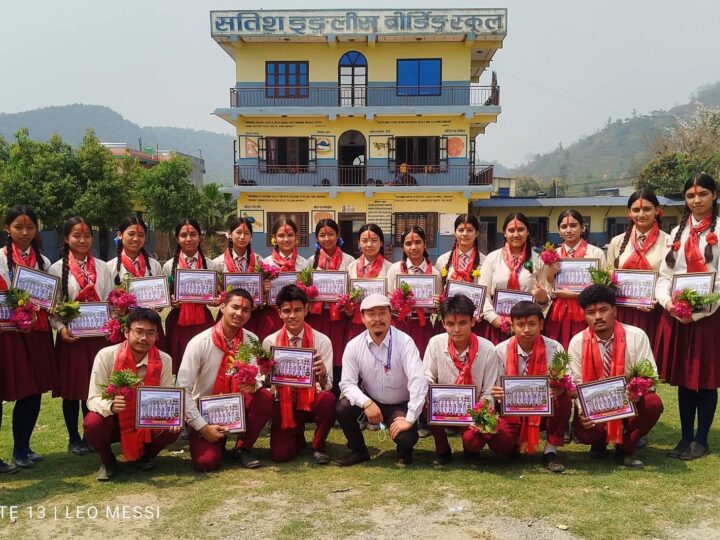 एसइईमा व्यास नगर प्रथम भएको सतिशका बिद्यार्थीलाई बिद्यालयकाे सम्मान
