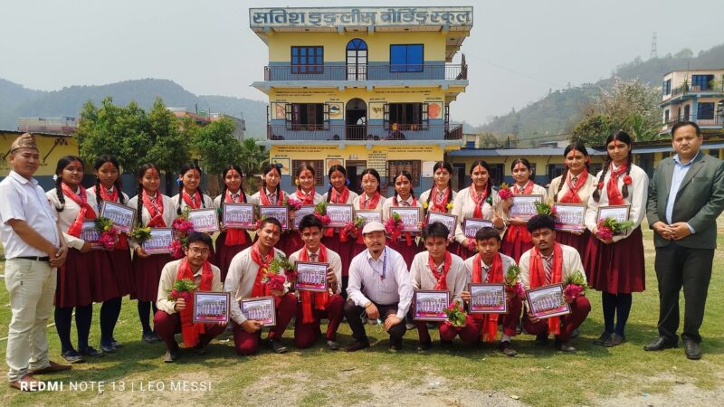 एसइईमा व्यास नगर प्रथम भएको सतिशका बिद्यार्थीलाई बिद्यालयकाे सम्मान