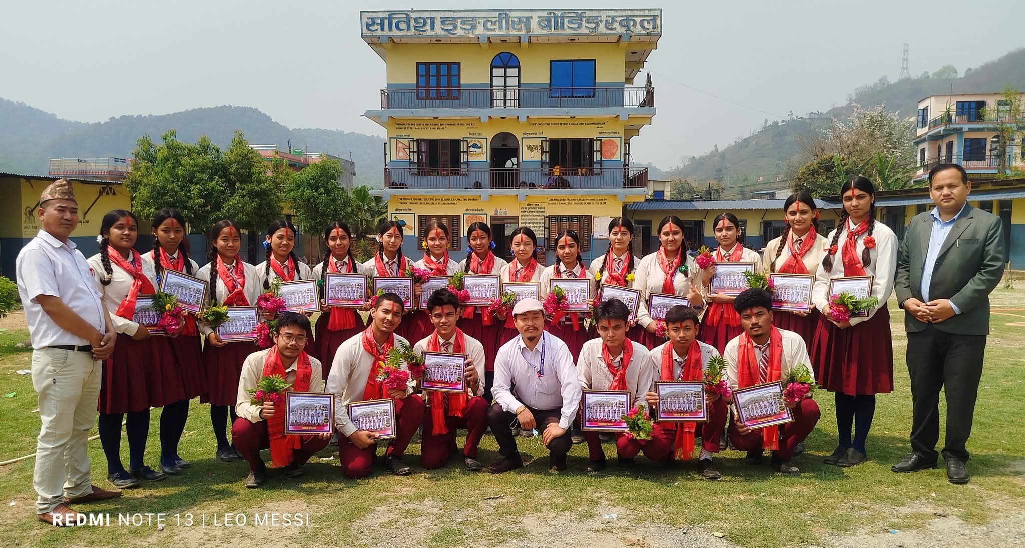 एसइईमा व्यास नगर प्रथम भएको सतिशका बिद्यार्थीलाई बिद्यालयकाे सम्मान