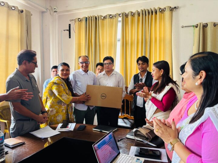 आँबुखैरेनीका विद्यालयलाई कम्प्युटर सहयोग
