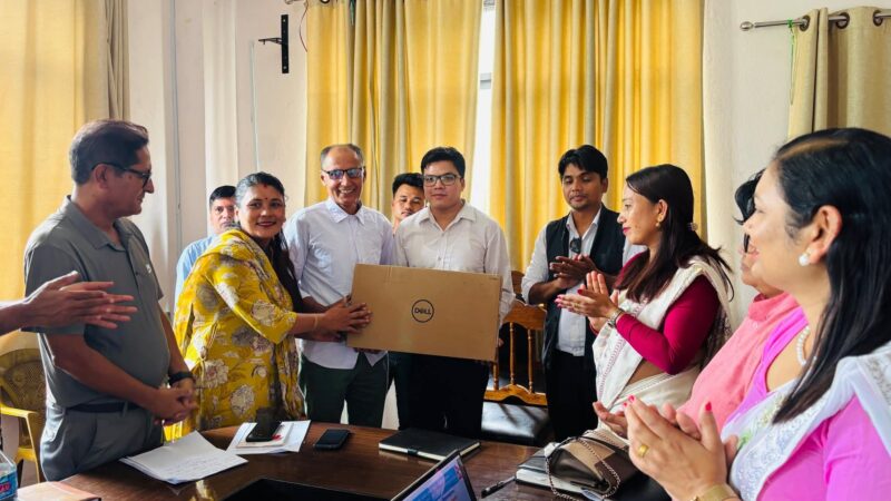 आँबुखैरेनीका विद्यालयलाई कम्प्युटर सहयोग