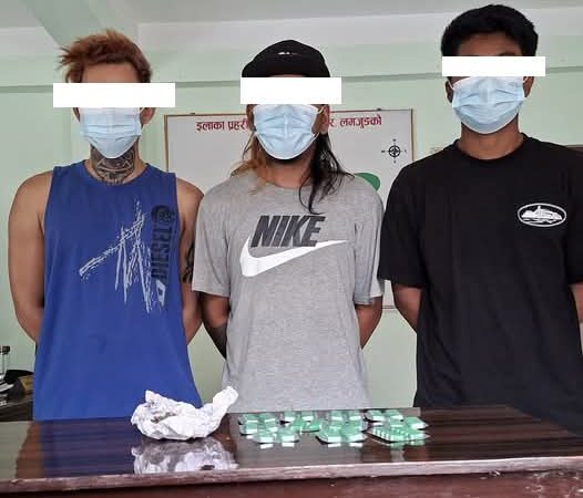 लागू औषधसहित सुन्दरबजार बाट तीन युवा पक्राउ