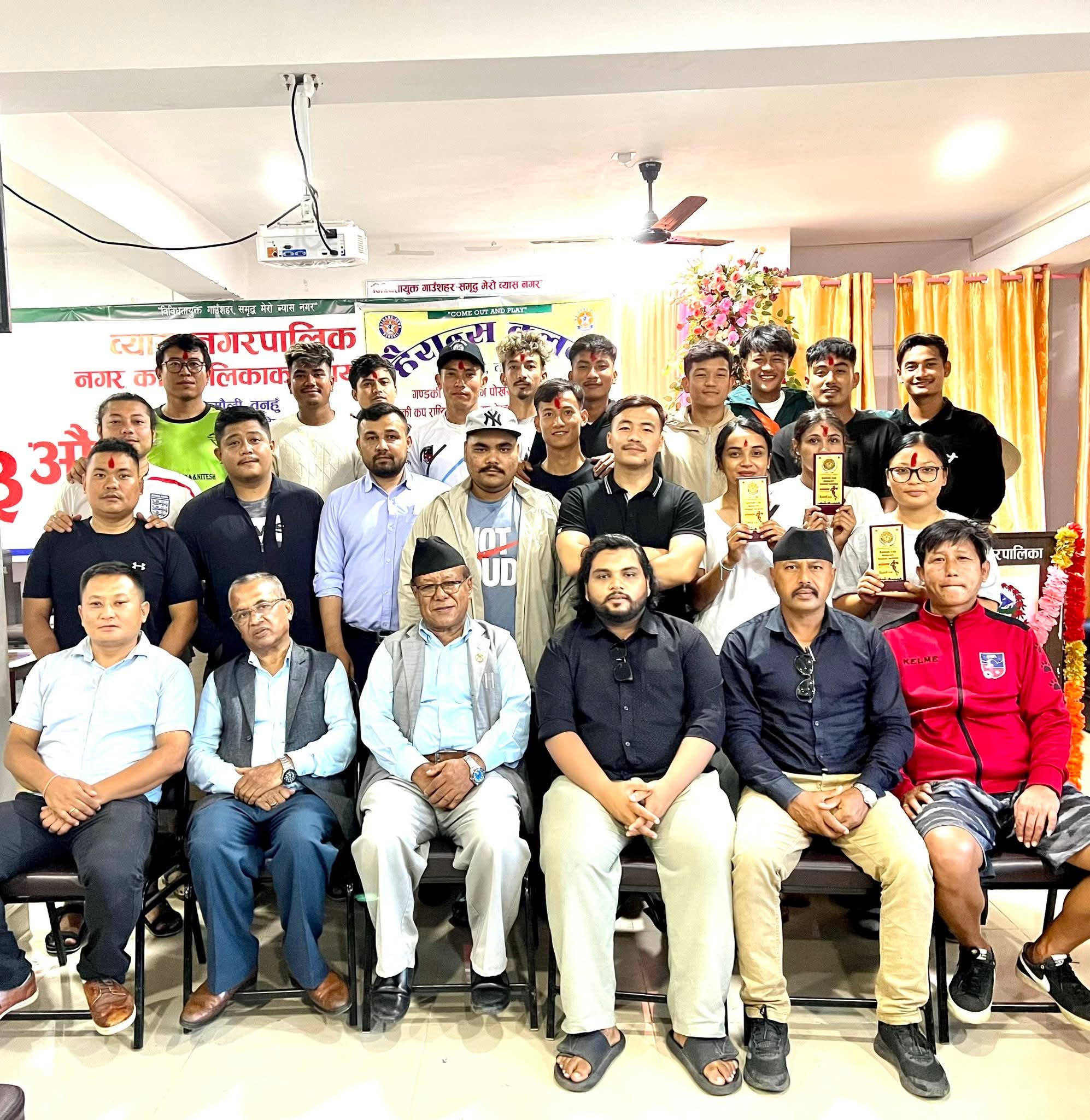 हैरान्स क्लव द्वारा खेलाडीलाई सम्मान