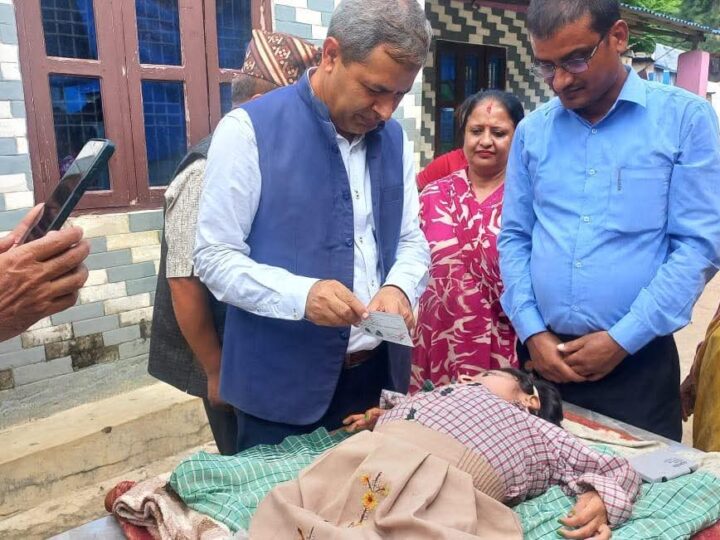 शारीरिक अपाङ्गता भएकी गुणादीकी २० वर्षीया नवीनालाई प्रजिअ ले घरमै दिए नागरिकता
