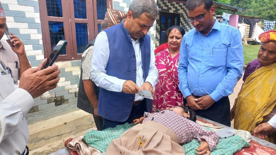 शारीरिक अपाङ्गता भएकी गुणादीकी २० वर्षीया नवीनालाई प्रजिअ ले घरमै दिए नागरिकता