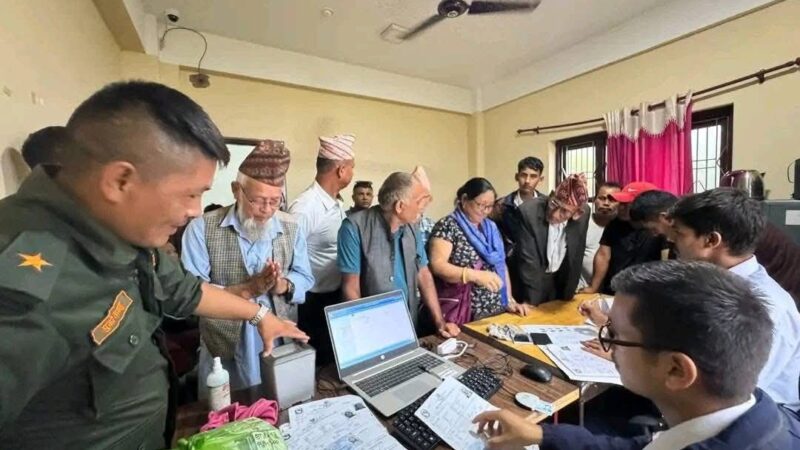 भानु नगरपालिकाले वडामै पुगेर राष्ट्रिय परिचयपत्र बाँड्याे