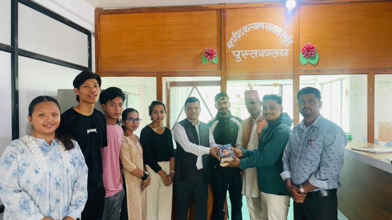 विपी स्मृति दिवसमा भिमादकाे जनज्योति क्याम्पसमा नेवि संघ द्वारा पुस्तक हस्तान्तरण