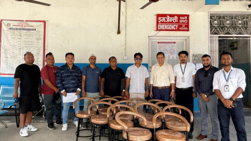 आँबूखैरेनी अस्पताललाई नहर्कीले गरे १७ हजारकाे कुर्सी सहयोग