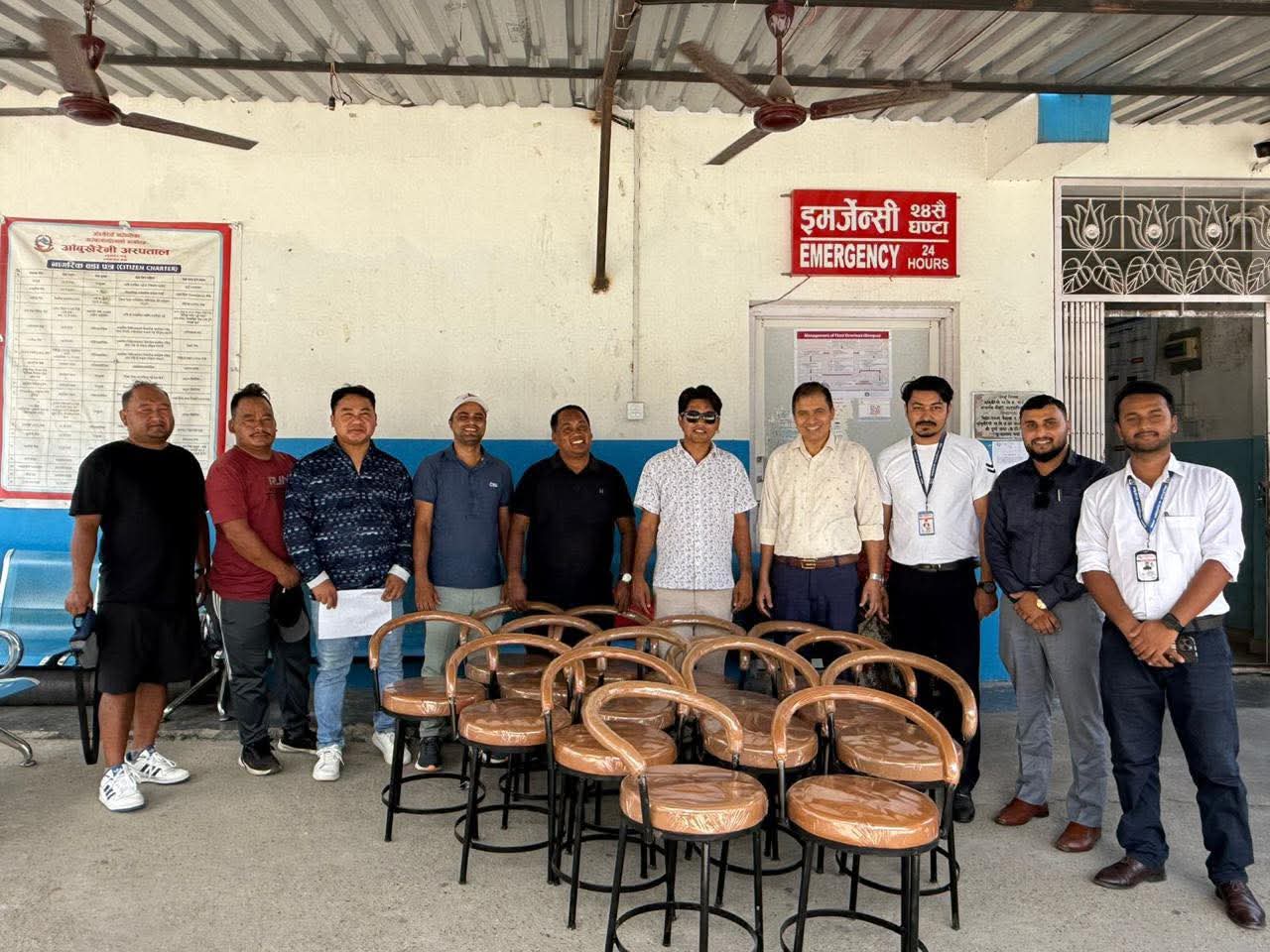 आँबूखैरेनी अस्पताललाई नहर्कीले गरे १७ हजारकाे कुर्सी सहयोग