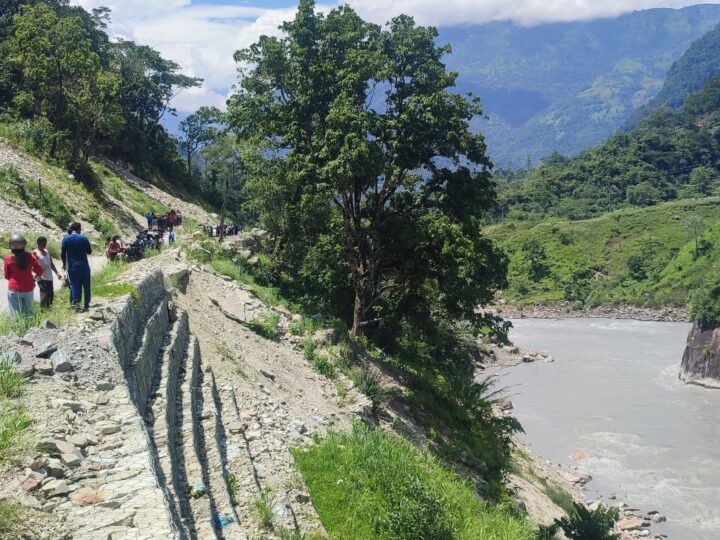 बेसीशहरकाे खरखरे पहिरोबाट अटो खस्दा ६ जना घाइते
