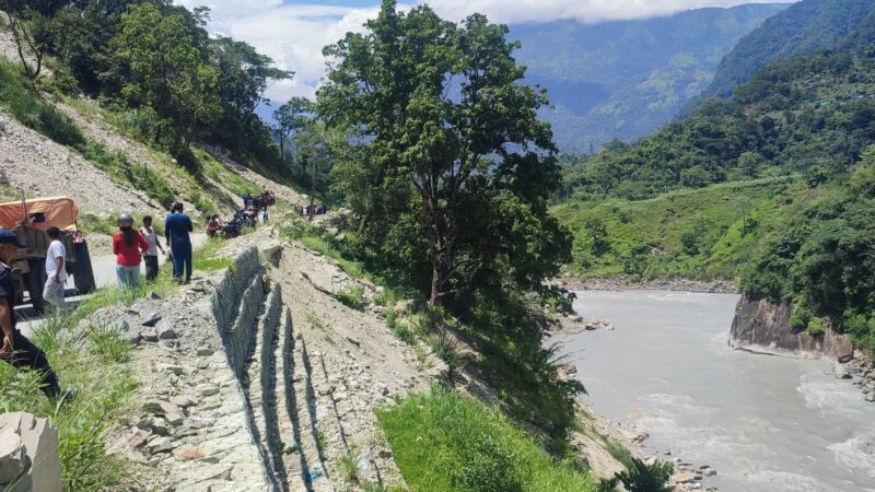 बेसीशहरकाे खरखरे पहिरोबाट अटो खस्दा ६ जना घाइते