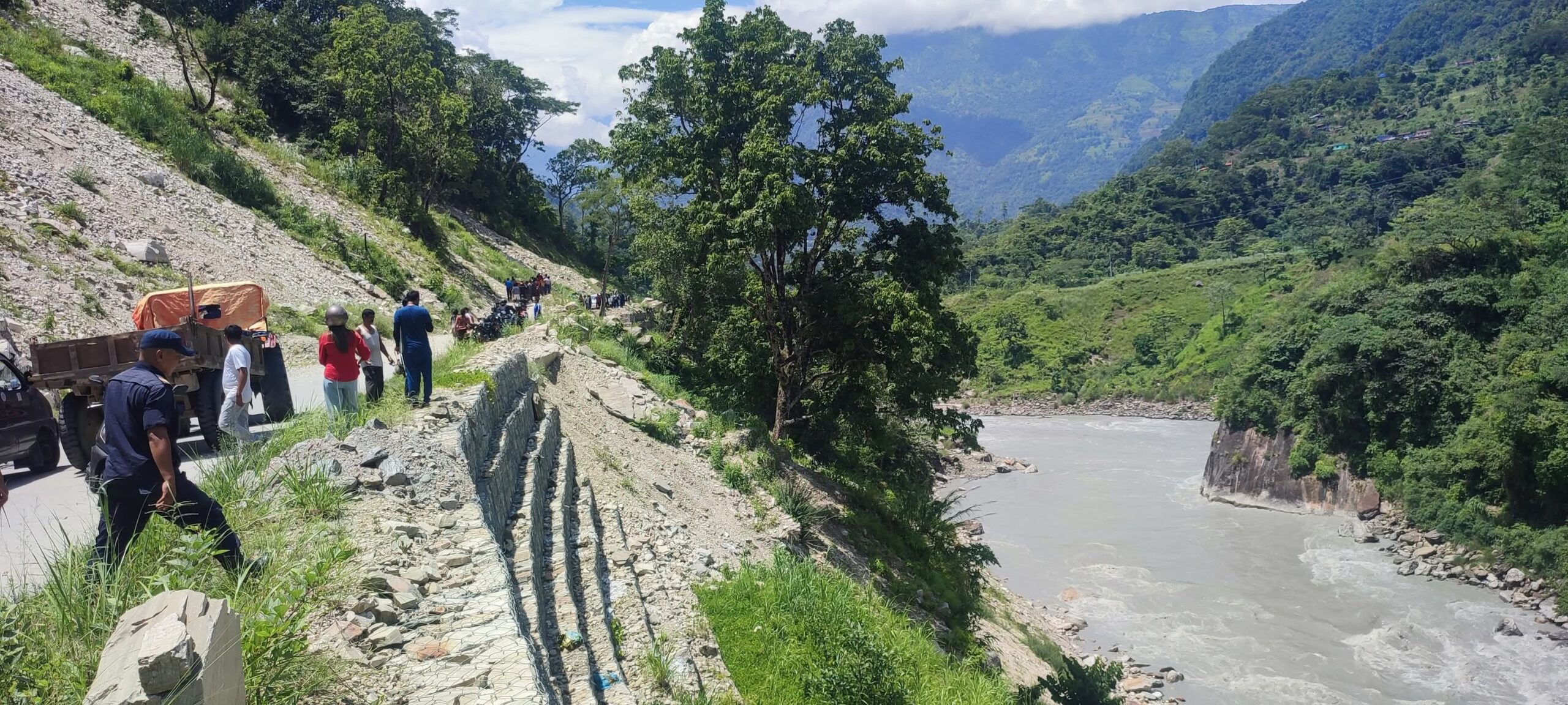 बेसीशहरकाे खरखरे पहिरोबाट अटो खस्दा ६ जना घाइते
