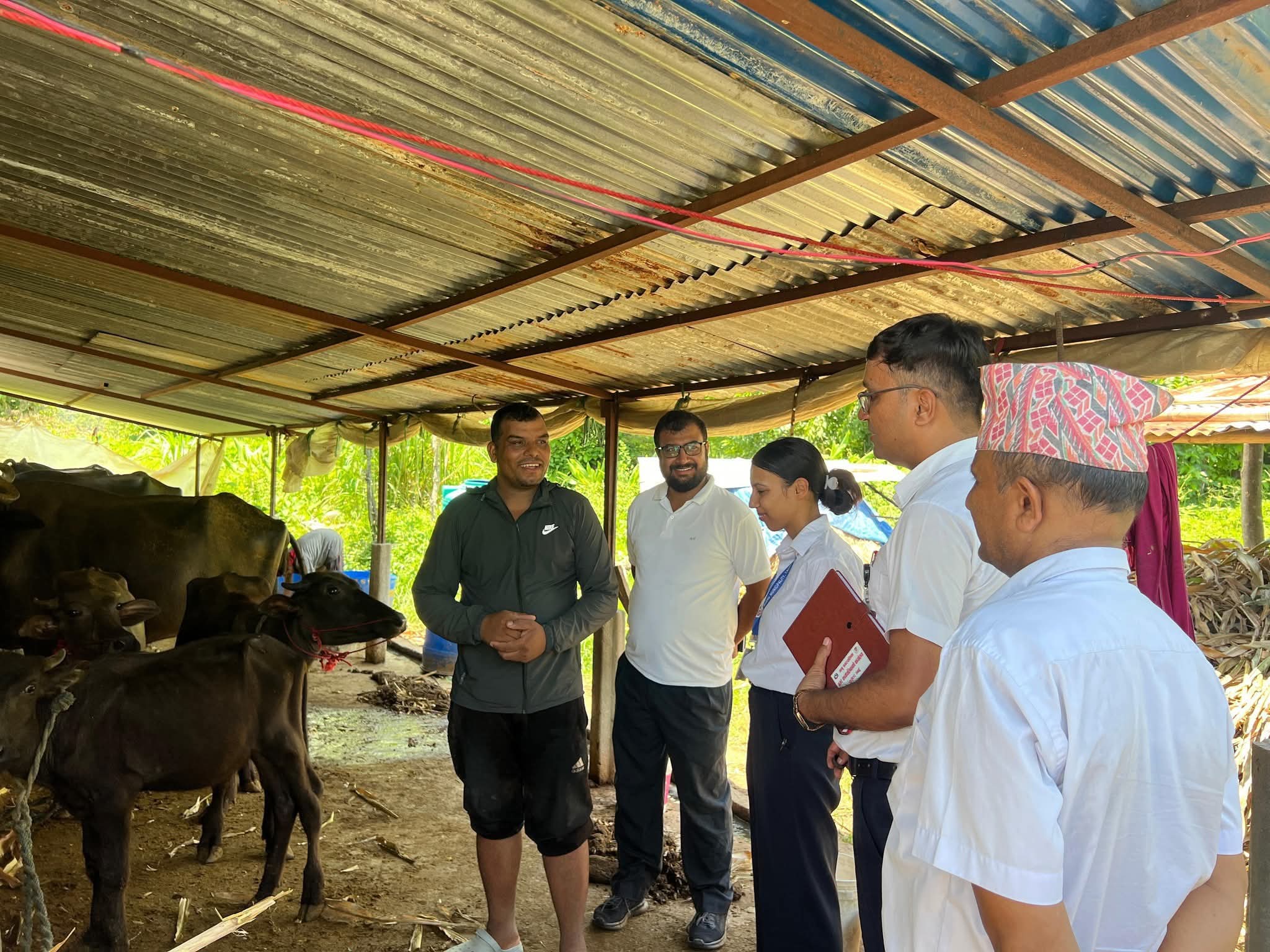 भानुका प्रमुख प्रशासकिय अधिकृत भण्डारी व्यवसायिक किसानसँग घर–गोठ भेटघाट कार्यक्रममा